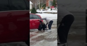 Ez a nő be akar jutni a kocsijába, miközben a jégen csúszkál, nagyszerű videó ! Az a nevetés :D