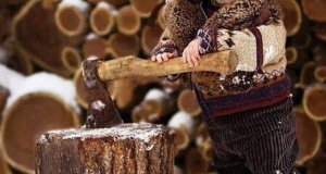 Aprítok egy kis fát,mert cudar hideg éjszaka elé nézünk....