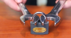 Megtaláltuk a legjobb módszert egy lakat kinyitására, ha esetleg elveszne a hozzá tartozó kulcs! Mindenhol tarolt ez a videó!