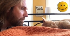 Apucit minden reggel 4 órakor ébresztette a macskája – most milliók nevetnek az édes bosszún