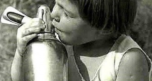 Igen mi sokszor így ittunk, nem öntöttük ki pohárba, mert ez volt a jobb