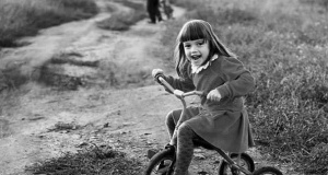 Valahogy a mi gyerekkorunk olyan egyszerű volt és mégis nagyon boldog. Mi vagyunk az a nemzedék és azok a gyerekből felnőtté vált emberek, akik még mindennel tudtunk játszani.